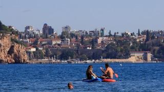 Türkiye’de karla mücadele başlarken, Antalya’da deniz mevsimi devam ediyor