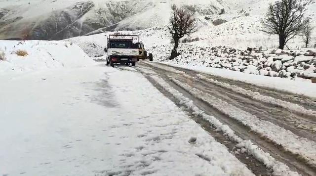 Siirt&rsquo;te karda ara&ccedil;lar yolda mahsur kaldı 2