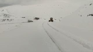 Siirt’te karda araçlar yolda mahsur kaldı