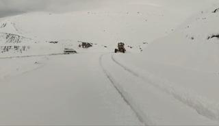 Siirt’te karda araçlar yolda mahsur kaldı