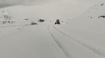 Siirt’te karda araçlar yolda mahsur kaldı