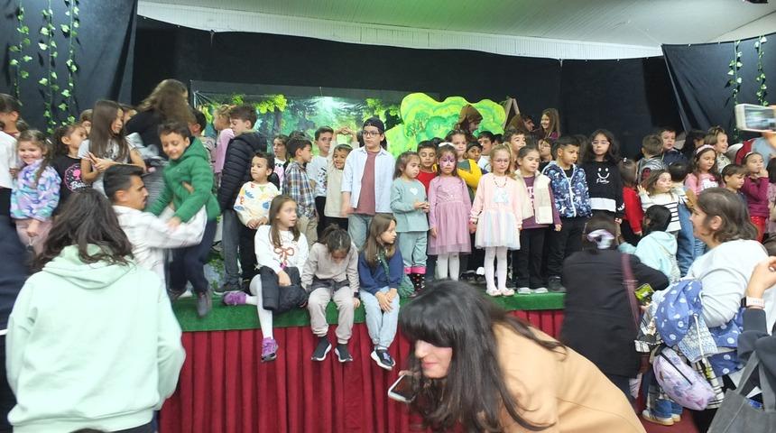 Balıkesir&rsquo;de amat&ouml;rlerin oyunu ayakta alkışlandı