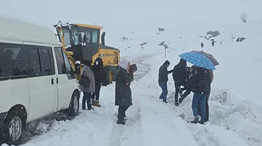 2600 rakımlı bölgede karda mahsur kalan yolcuları belediye ekibi kurtardı