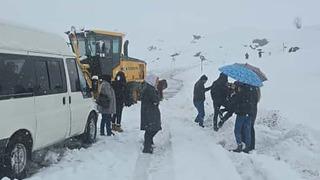 2600 rakımlı bölgede karda mahsur kalan yolcuları belediye ekibi kurtardı