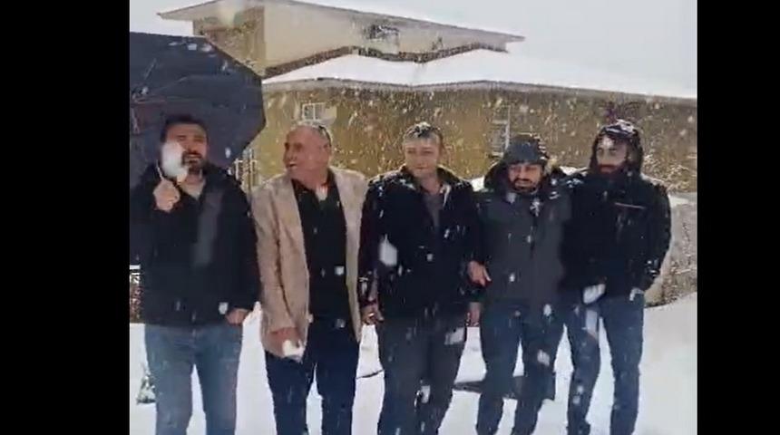Hakkari&rsquo;de halaylı kar yağışı kutlaması