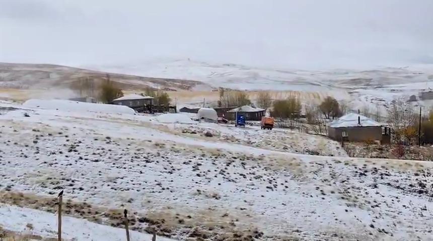 Bitlis'te köyler beyaza büründü