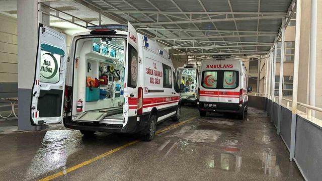 Siverek&rsquo;te otomobil ile trakt&ouml;r &ccedil;arpıştı: 5 yaralı 1