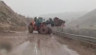 Yüksekova-Van kara yolunda heyelan meydana geldi