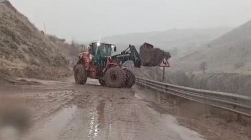 Y&uuml;ksekova-Van kara yolunda heyelan meydana geldi