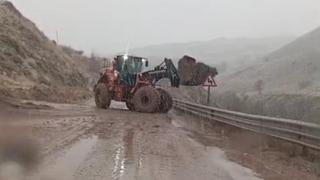 Yüksekova-Van kara yolunda heyelan meydana geldi