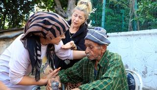 Evde çıkan yangında yaşlı çiftin yardımına komşuları koştu