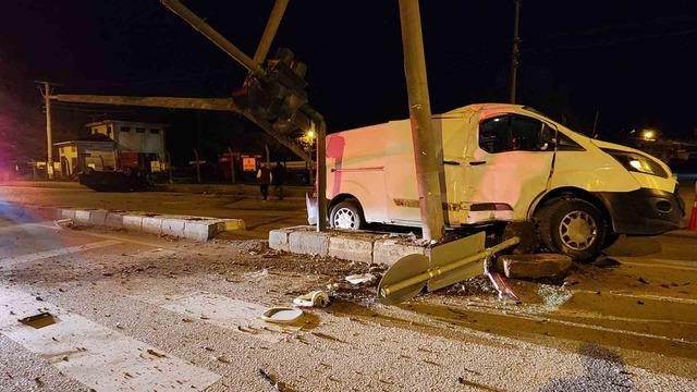 Bursa da otomobil kamyonete &ccedil;arptı 5