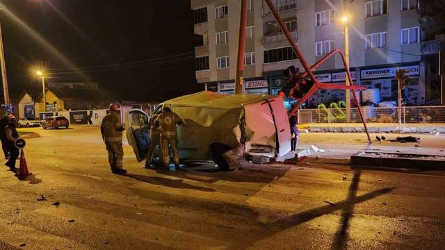 Bursa da otomobil kamyonete &ccedil;arptı 3