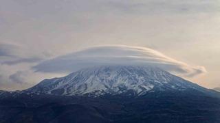 Ağrı Dağı’nda mercek bulutu hayran bıraktı