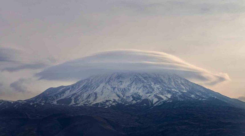 Ağrı Dağı&rsquo;nda "mercek bulutu" hayran bıraktı