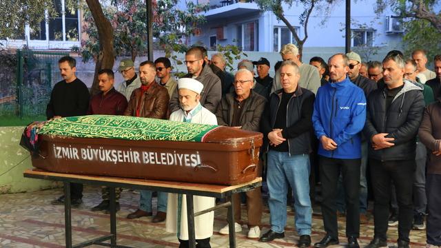 İzmir'de evinde çıkan yangında kedileriyle ölen kadının cenazesi defnedildi