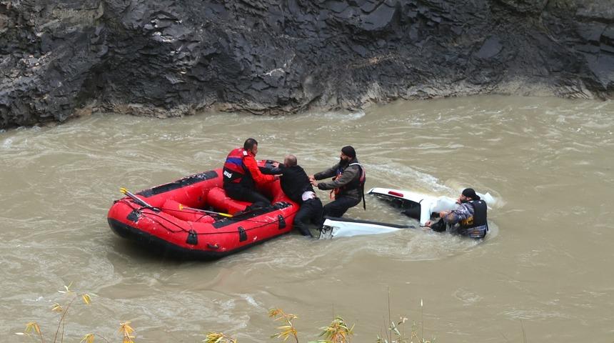 Zap Suyu'nda can pazarı! D&uuml;şen pikaptaki 2 kişi hayatını kaybetti, 2 kişi yaralandı