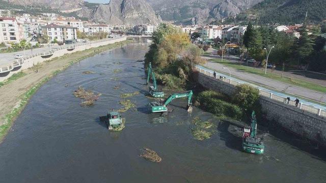 Yeşilırmak Nehri&rsquo;nde 6 iş makinesiyle temizlik &ccedil;alışması 2