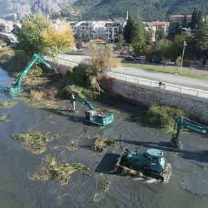 Yeşilırmak Nehri’nde 6 iş makinesiyle temizlik çalışması