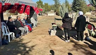 Ulaştırma ve Altyapı Bakanı Uraloğlu, şehit Üsteğmen Kandemir'in kabrini ziyaret etti