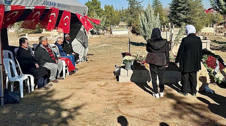 Ulaştırma ve Altyapı Bakanı Uraloğlu, şehit &Uuml;steğmen Kandemir'in kabrini ziyaret etti