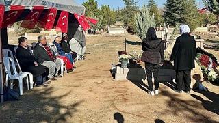 Ulaştırma ve Altyapı Bakanı Uraloğlu, şehit Üsteğmen Kandemir'in kabrini ziyaret etti