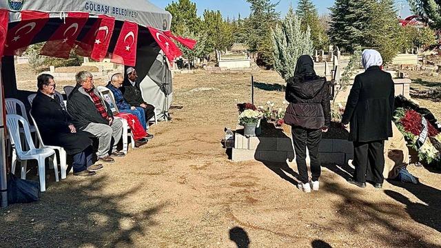 Ulaştırma ve Altyapı Bakanı Uraloğlu, şehit Üsteğmen Kandemir'in kabrini ziyaret etti