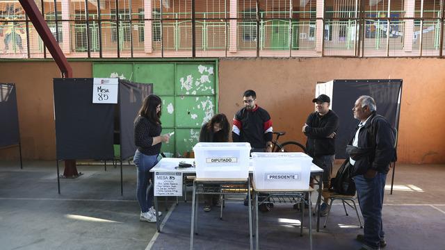 Şili'de devlet başkanı seçimi için oy kullanma işlemi başladı