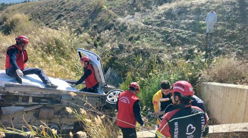 Balıkesir'de trafik kazası! Şarampole u&ccedil;tu: 1 yaralı
