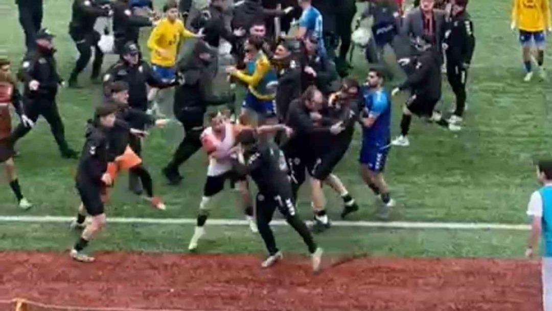 Kırmızı kart rekoru T&uuml;rkiye de kırıldı! B&ouml;lgesel Amat&ouml;r Lig ma&ccedil;ında tam 24 kişi atıldı 2