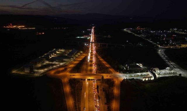 Tatilcilerin d&ouml;n&uuml;ş yolculuğu: 43 ilin ge&ccedil;iş noktasında trafik durma noktasına geldi 2