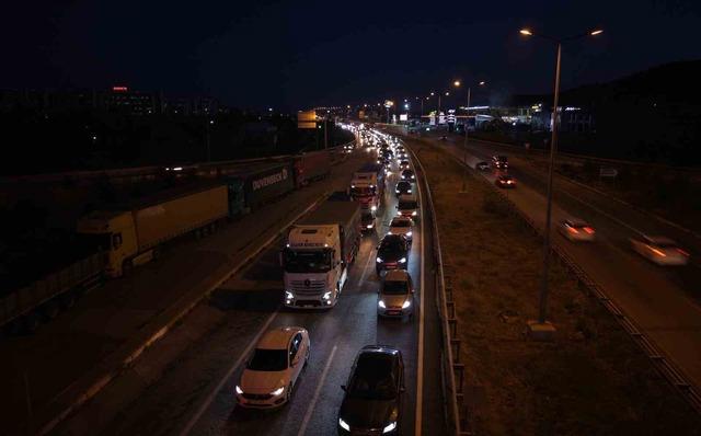Tatilcilerin d&ouml;n&uuml;ş yolculuğu: 43 ilin ge&ccedil;iş noktasında trafik durma noktasına geldi 4