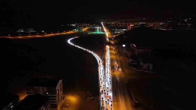 Tatilcilerin d&ouml;n&uuml;ş yolculuğu: 43 ilin ge&ccedil;iş noktasında trafik durma noktasına geldi 3