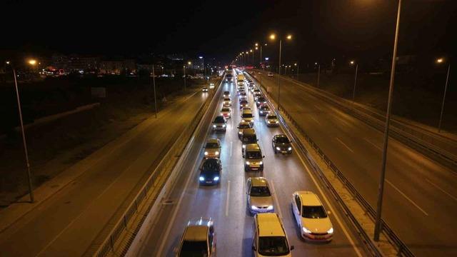 Tatilcilerin d&ouml;n&uuml;ş yolculuğu: 43 ilin ge&ccedil;iş noktasında trafik durma noktasına geldi 5