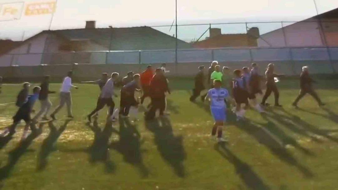 Taraftarlar sahaya girdi, ma&ccedil; tatil edildi 1