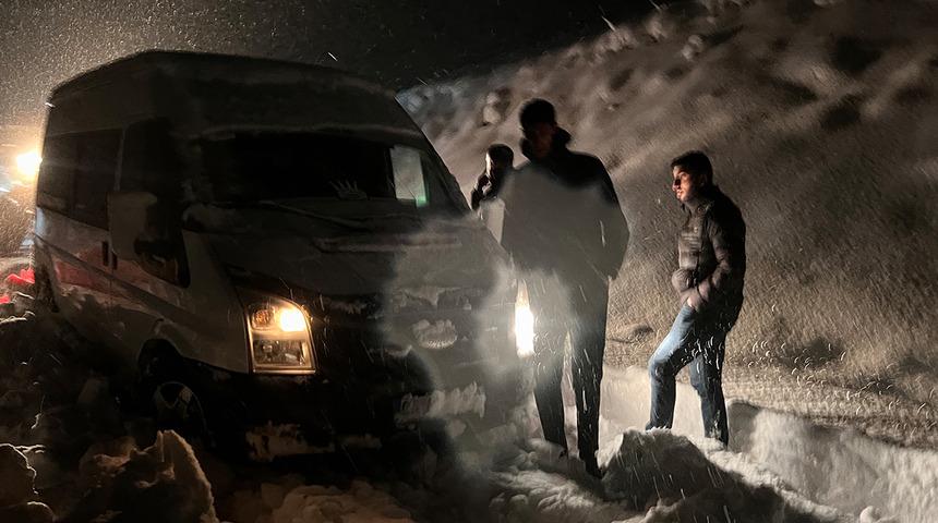 Hakkari'de kar esareti! 30 kişi mahsur kaldı