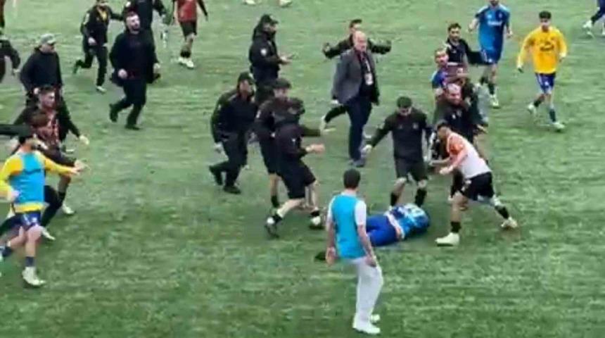 Kırmızı kart rekoru T&uuml;rkiye'de kırıldı! B&ouml;lgesel Amat&ouml;r Lig ma&ccedil;ında tam 24 kişi atıldı