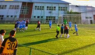 Taraftarlar sahaya girdi, maç tatil edildi