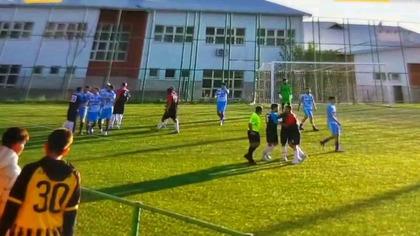 Taraftarlar sahaya girdi, maç tatil edildi