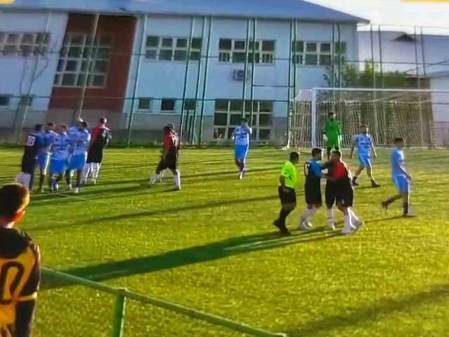 Taraftarlar sahaya girdi, maç tatil edildi