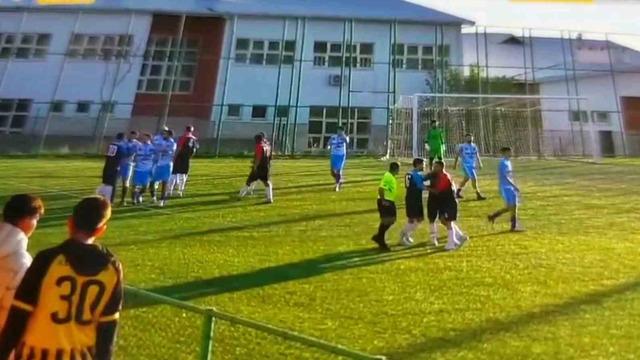 Taraftarlar sahaya girdi, maç tatil edildi