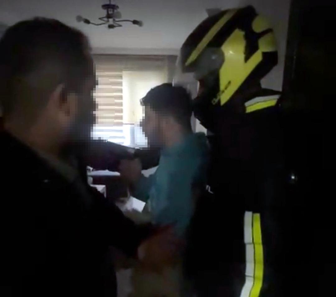 Hakkında 77 yıl hapis cezasıyla aranıyordu! Kurye kıyafeti giyen polis tarafından yakalandı 2