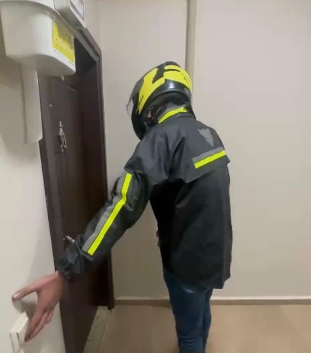 Hakkında 77 yıl hapis cezasıyla aranıyordu! Kurye kıyafeti giyen polis tarafından yakalandı 1