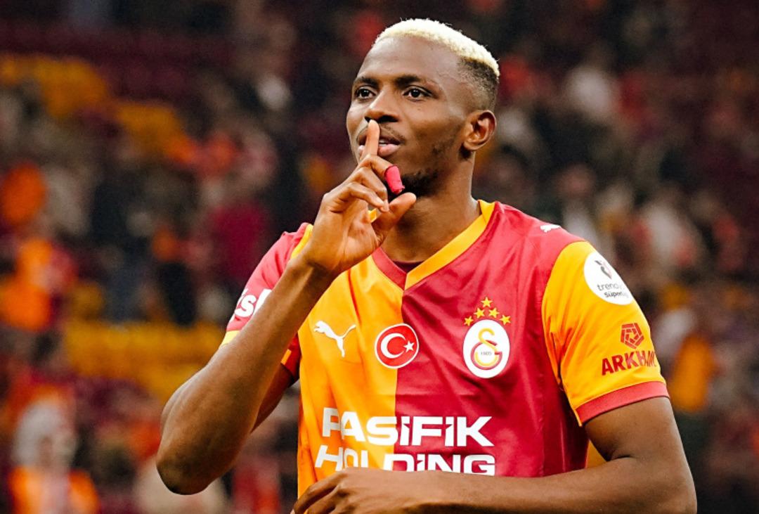 Osimhen den y&uuml;rek burkan a&ccedil;ıklama! "&Ccedil;&ouml;pl&uuml;ğe gidip ayakkabı arardık..." 2