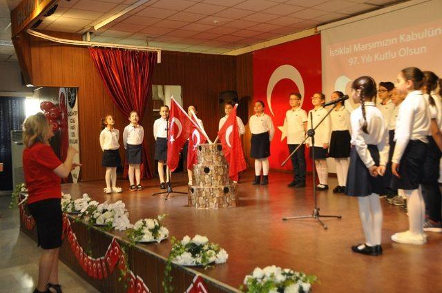 Gaziantep Kolej Vakfında  İstiklal Marşı Oratoryosu sahnelendi