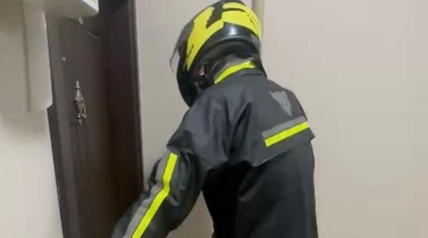 Hakkında 77 yıl hapis cezasıyla aranıyordu! Kurye kıyafeti giyen polis tarafından yakalandı