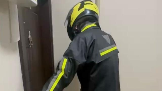 Hakkında 77 yıl hapis cezasıyla aranıyordu! Kurye kıyafeti giyen polis tarafından yakalandı