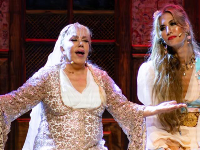 Mine Koşan ve Çağla Şıkel arasında gerilim! Bir anda işinden oldu