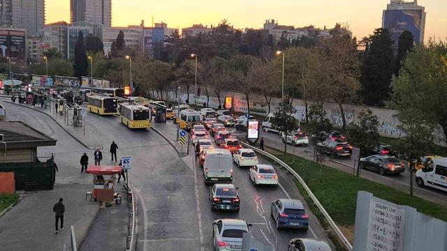 Okulların açılmasıyla İstanbul’da trafik yoğunluğu yaşandı 2