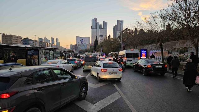 Okulların açılmasıyla İstanbul’da trafik yoğunluğu yaşandı 1